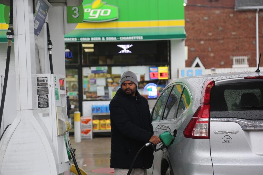 2024年12月11日，一名男子在美國(guó)紐約一處加油站加油。新華社記者劉亞南 攝