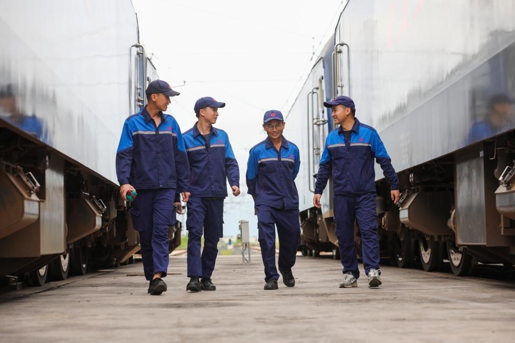 2024年9月9日，來(lái)自中國(guó)、老撾的師徒4人在中老鐵路萬(wàn)象運(yùn)營(yíng)管理中心的機(jī)車(chē)檢修庫(kù)內(nèi)。新華社發(fā)（楊永全攝）