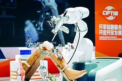 2024年中國國際服務(wù)貿(mào)易交易會上展出的人工智能骨科手術(shù)機(jī)器人。新華社發(fā)