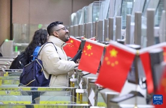 1月2日，國外旅客通過大興機(jī)場邊檢站入境。新華社記者 李欣 攝