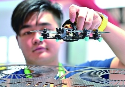 在首屆晉江科技成果轉化對接洽談會智能裝備展位，工作人員在展示無人機研究成果。新華社發(fā)