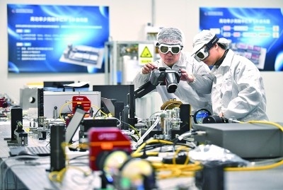 科研人員在中國科學院西安光學精密機械研究所阿秒科學與技術研究中心做實驗。新華社發(fā)