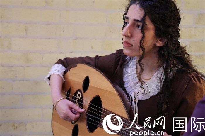 烏德琴女學(xué)員邁希恩。人民網(wǎng) 伊納斯·易卜拉欣攝