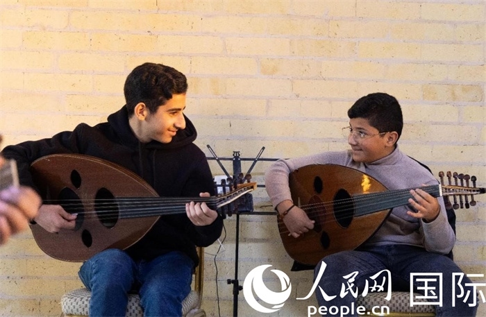 兩名年輕的烏德琴學(xué)員。人民網(wǎng) 伊納斯·易卜拉欣攝