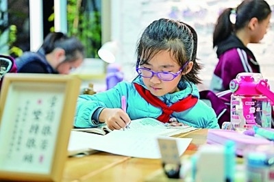 在河南洛陽市澗西區(qū)長安路街道長安路二社區(qū)共享自習(xí)室內(nèi)，孩子們在學(xué)習(xí)。李衛(wèi)超攝/光明圖片