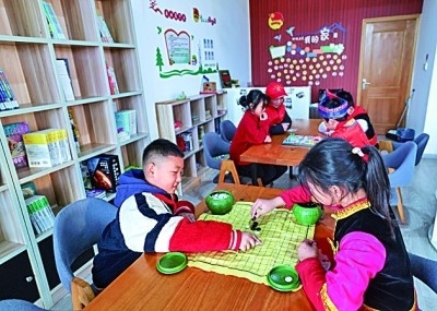 浙江岱山縣秀山鄉(xiāng)秀南村“民生小鋪”里，放學(xué)后的小學(xué)生在下棋。新華社發(fā)