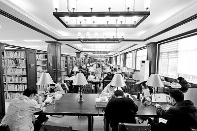重慶大學圖書館，大學生們正在讀書學習。孫凱芳攝/光明圖片