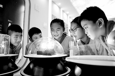 江西省南昌市青云客航天科創(chuàng)空間青少年科普館，孩子們在觀察光壓傳動試驗。鮑贛生攝/光明圖片
