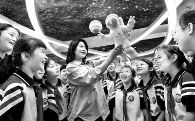 河北省邯鄲市邯山區(qū)實驗小學老師向?qū)W生們介紹航空航天知識。郝群英攝/光明圖片