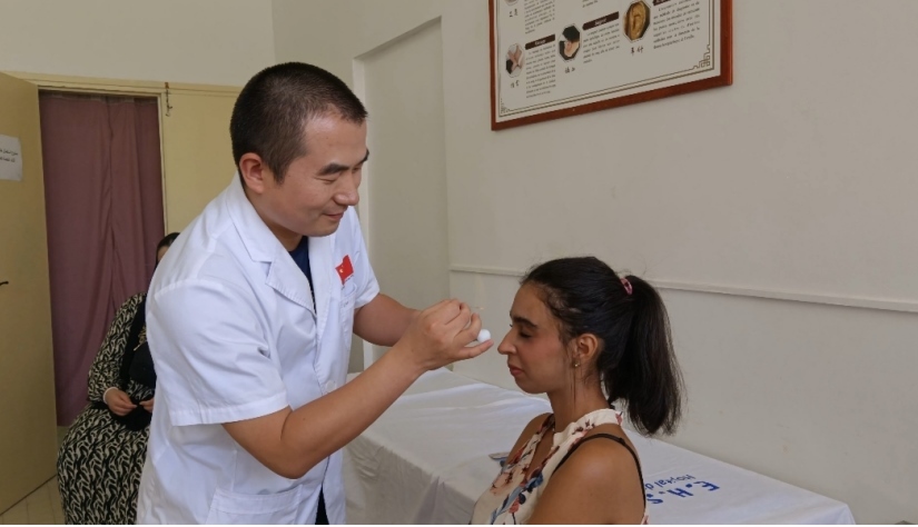 中國醫(yī)生為患者針灸治療。中國援阿爾及利亞醫(yī)療隊供圖