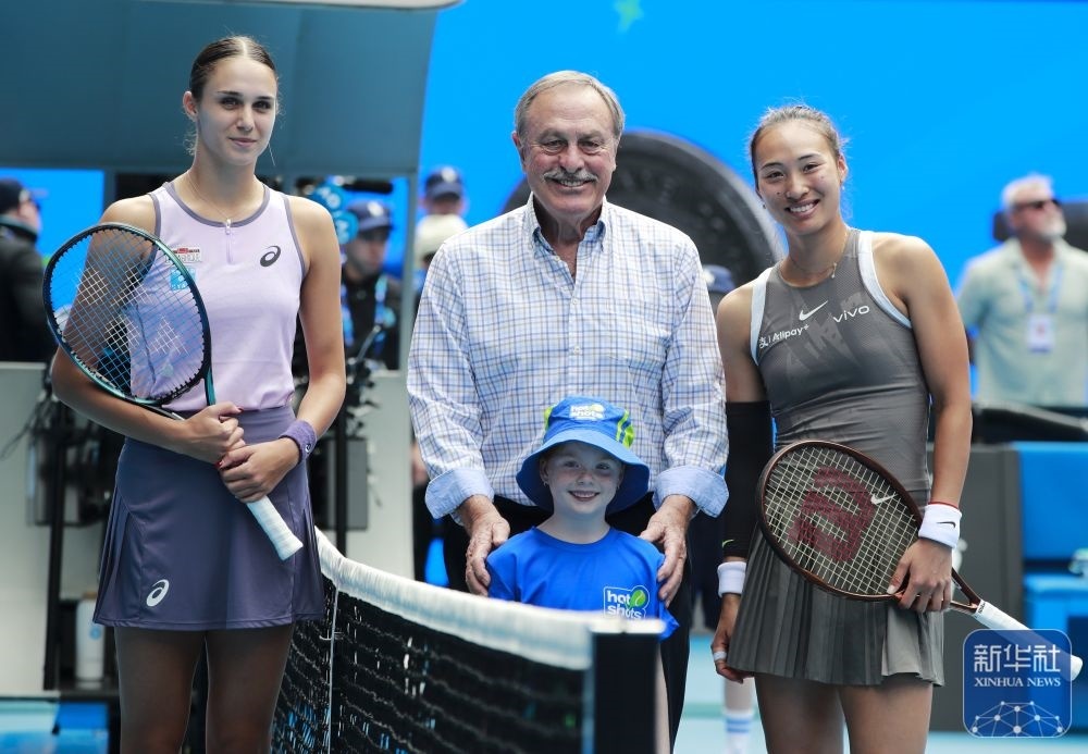 ↑鄭欽文（右）、托多尼（左）在比賽前與澳大利亞網(wǎng)球名將約翰·紐康姆合影。新華社記者 馬平 攝