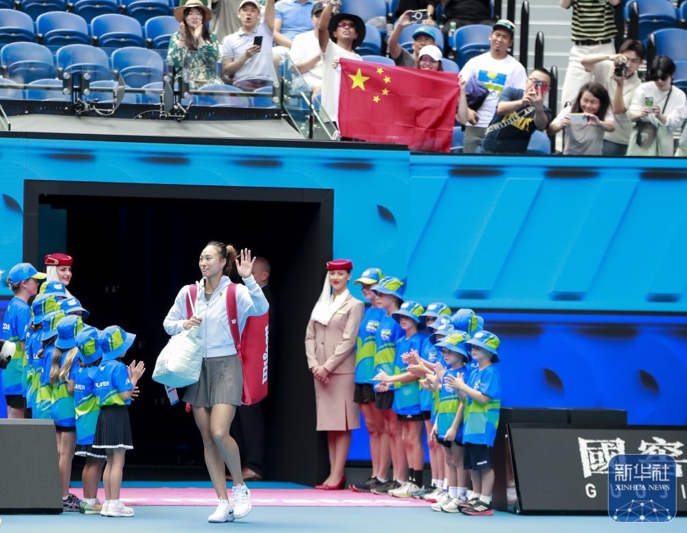 ↑鄭欽文在比賽前入場(chǎng)。新華社記者 馬平 攝