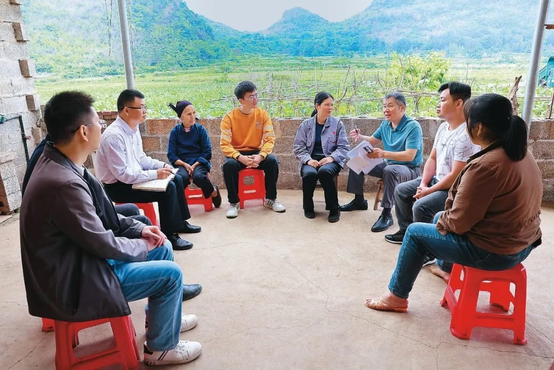 △法學(xué)會法律咨詢專家等入戶走訪、調(diào)解糾紛。