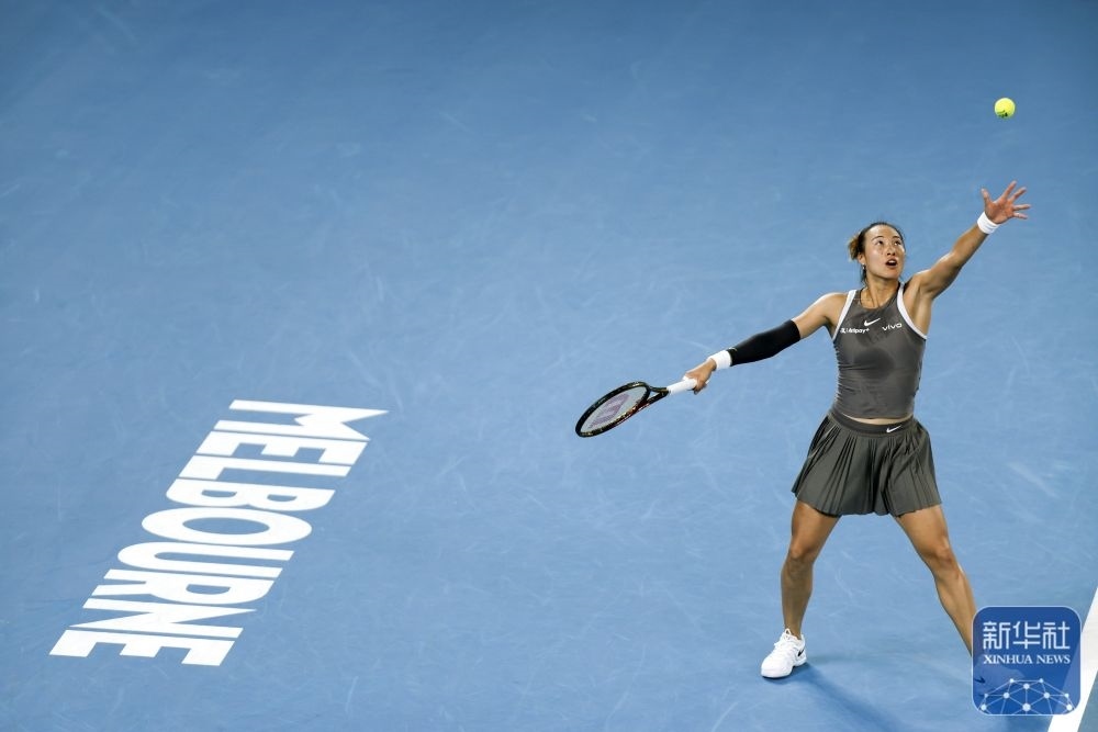 ↑鄭欽文在比賽中發(fā)球。新華社記者 馬平 攝