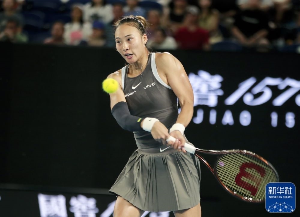 ↑鄭欽文在比賽中回球。新華社記者 馬平 攝