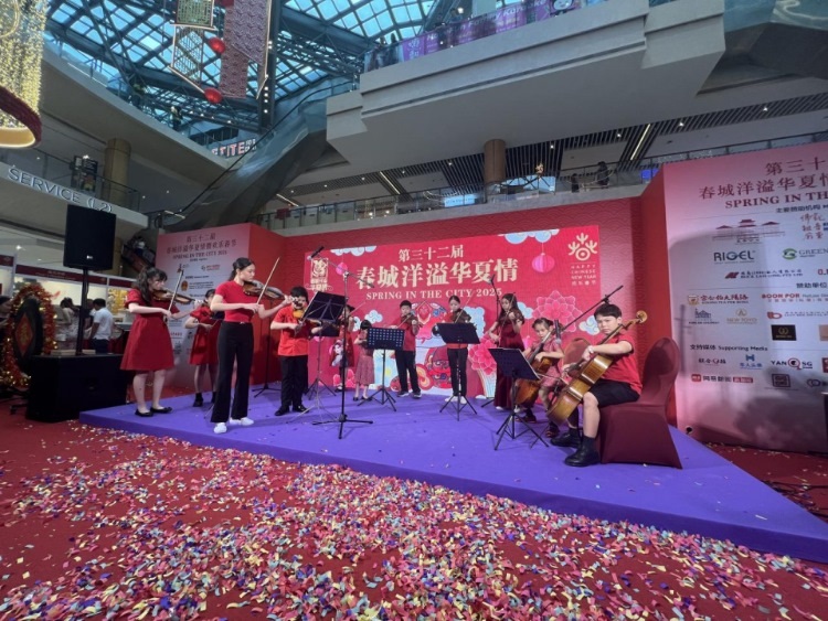 來(lái)自中國(guó)和新加坡的藝術(shù)團(tuán)體聯(lián)袂表演了歌舞、器樂(lè)、武術(shù)、雜技等多種形式的文藝節(jié)目?；顒?dòng)主辦方供圖