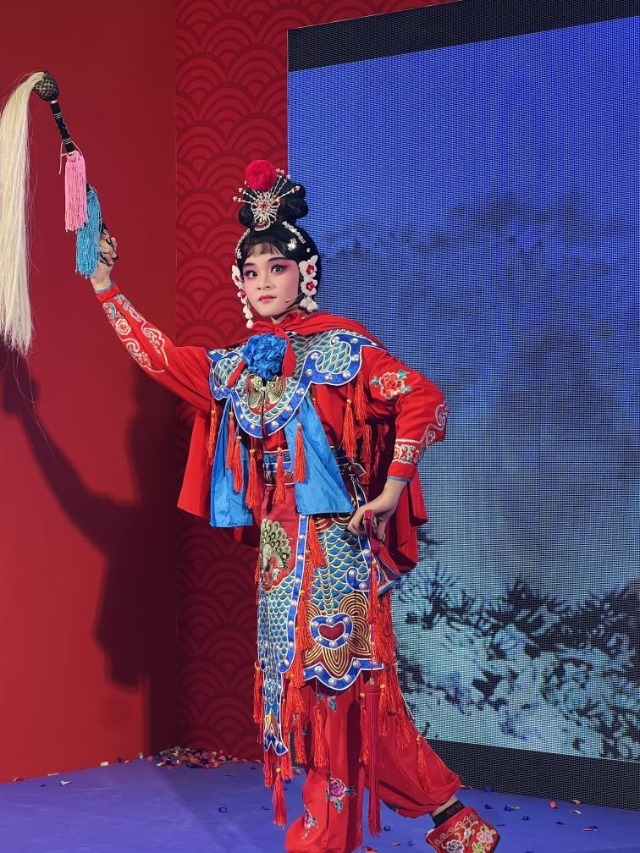 來(lái)自中國(guó)和新加坡的藝術(shù)團(tuán)體聯(lián)袂表演了歌舞、器樂(lè)、武術(shù)、雜技等多種形式的文藝節(jié)目。活動(dòng)主辦方供圖