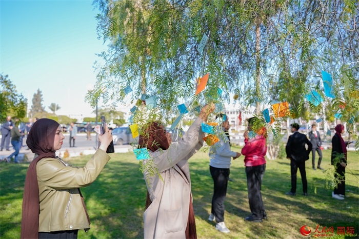 學生們踴躍參與中國文化體驗活動。人民網(wǎng) 塔里克·易卜拉欣攝