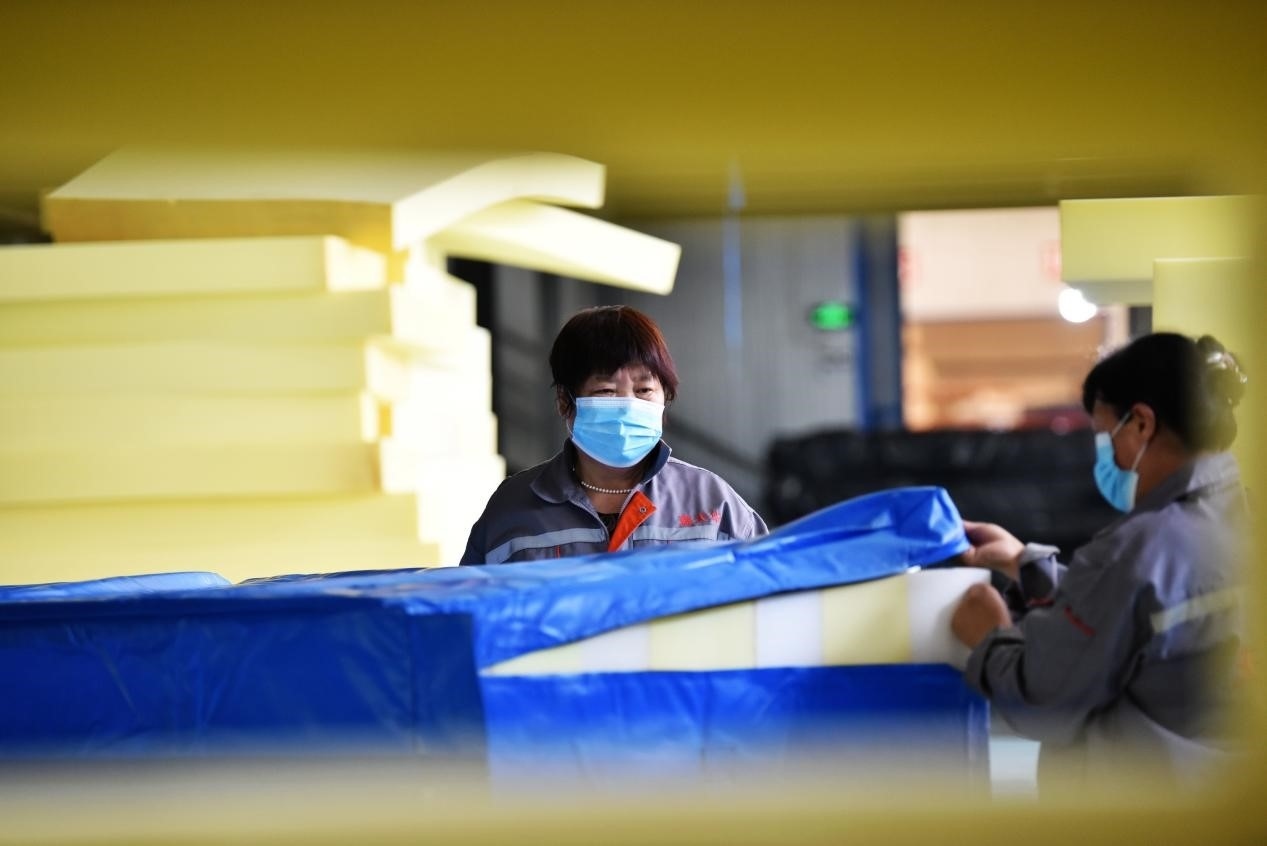 定州市某公司生產(chǎn)的短道速滑防護墊、速度滑冰防護墊、雪上防護墊等產(chǎn)品。白永民攝