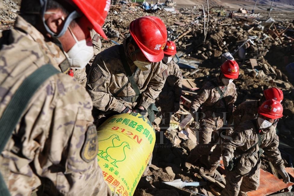 1月10日，定日縣長所鄉(xiāng)古榮村，武警官兵幫助受災(zāi)群眾整理廢墟，搶救被掩埋的物資。環(huán)球時報記者崔萌攝