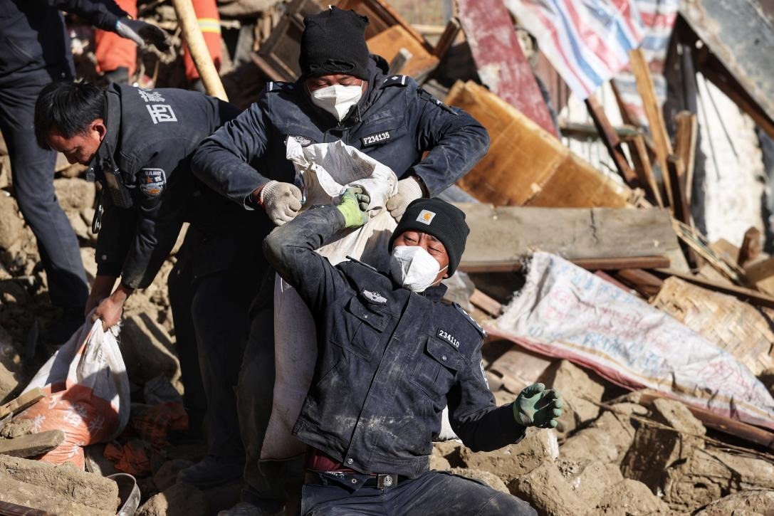 1月9日，定日縣長所鄉(xiāng)古榮村，日喀則市公安局民警協(xié)助受災(zāi)群眾清理廢墟。 環(huán)球時報記者 崔萌攝