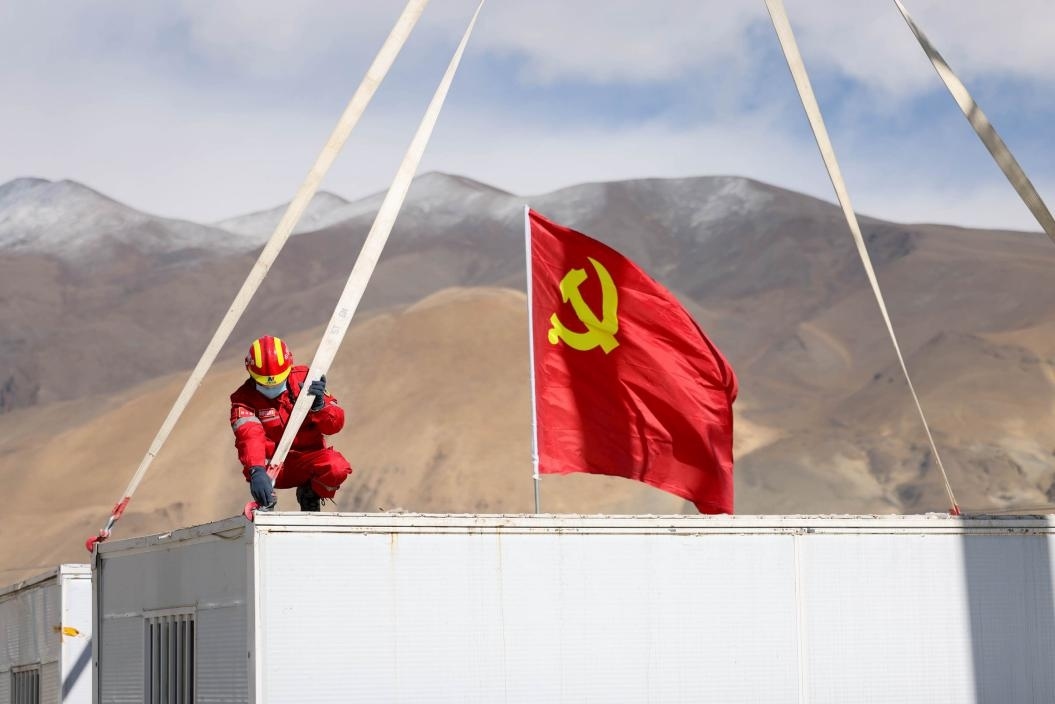 1月13日，定日縣長所鄉(xiāng)嘎布村安置點，中國安能三局成都基地支援震區(qū)的黨員突擊隊隊員在搭建活動板房。人民日報記者張武軍攝