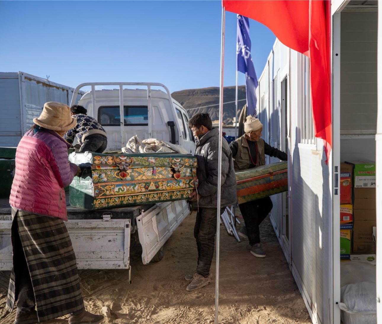 1月11日，西藏定日縣曲洛鄉(xiāng)措昂村，首批入住活動板房的村民正在搬運物品，為入住做準(zhǔn)備。人民日報記者張武軍攝