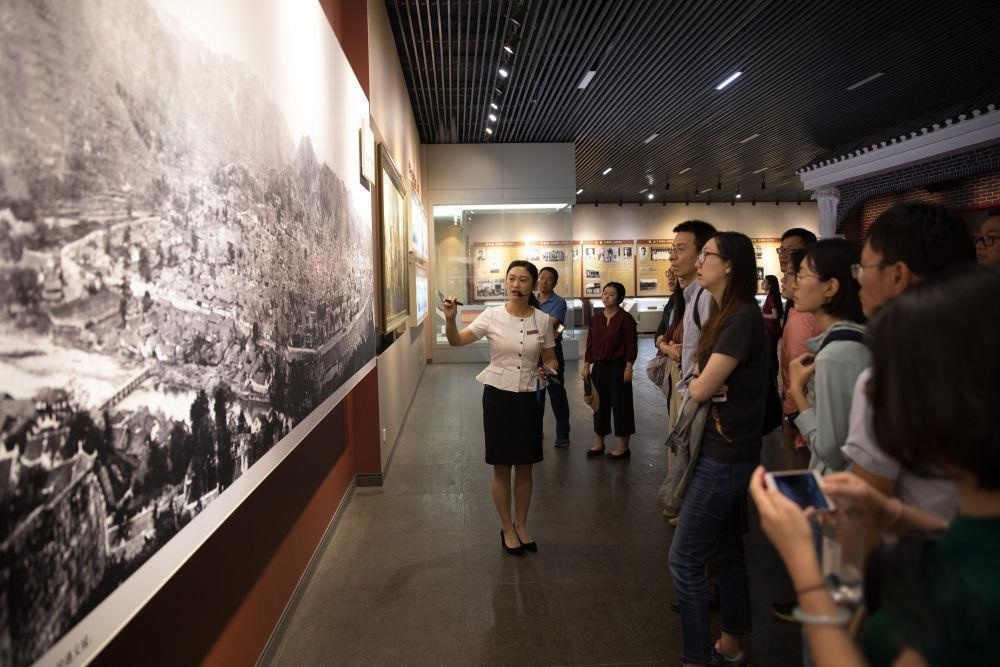 △參觀者在遵義會(huì)議紀(jì)念館聽取介紹。