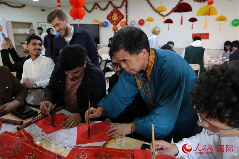寫福字。人民網(wǎng)伊納斯·易卜拉欣攝