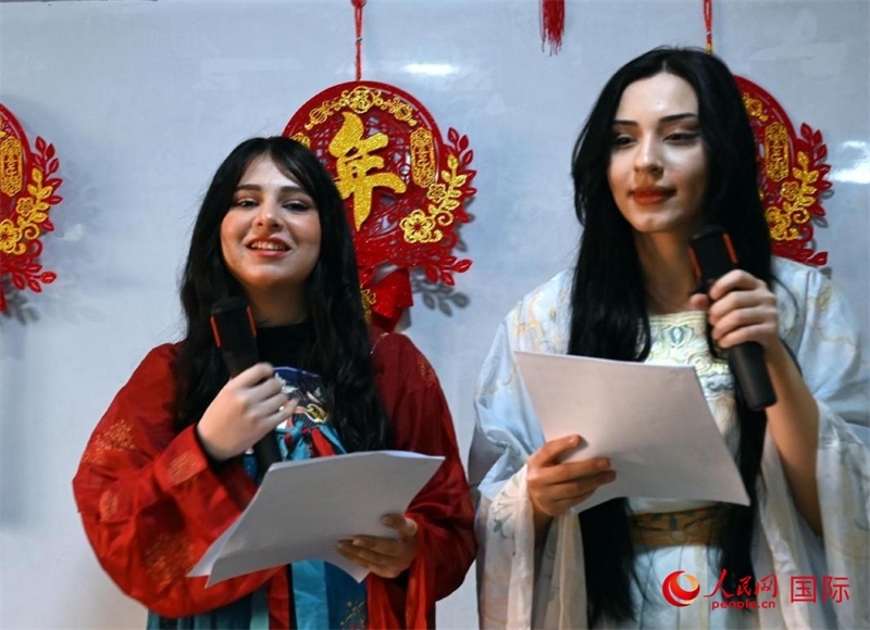 活動由中文系學(xué)生主持。人民網(wǎng)伊納斯·易卜拉欣攝