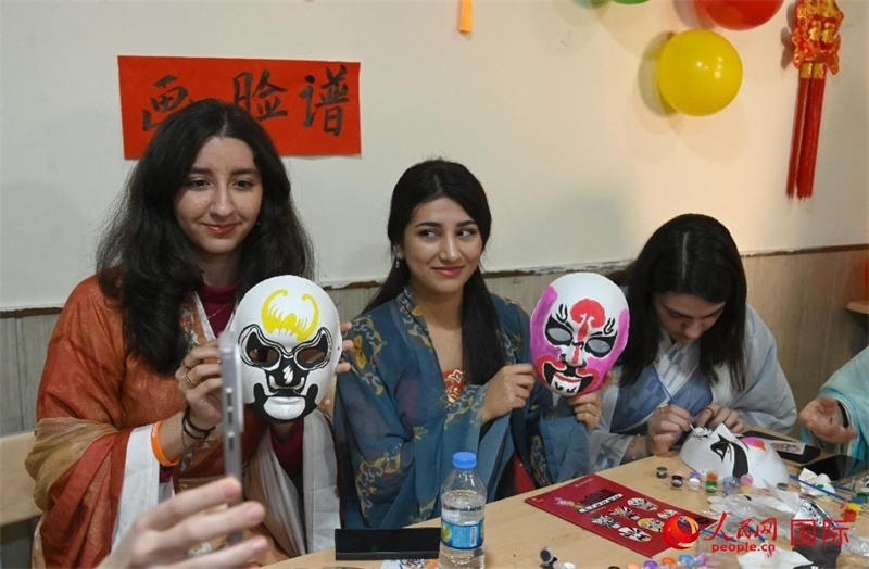 畫臉譜。人民網(wǎng)伊納斯·易卜拉欣攝