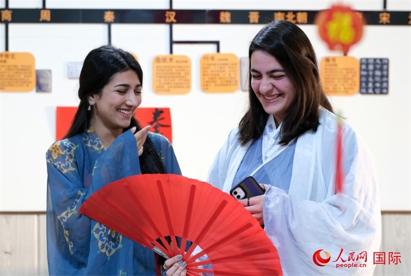 兩名參加活動的學(xué)生。人民網(wǎng)伊納斯·易卜拉欣攝