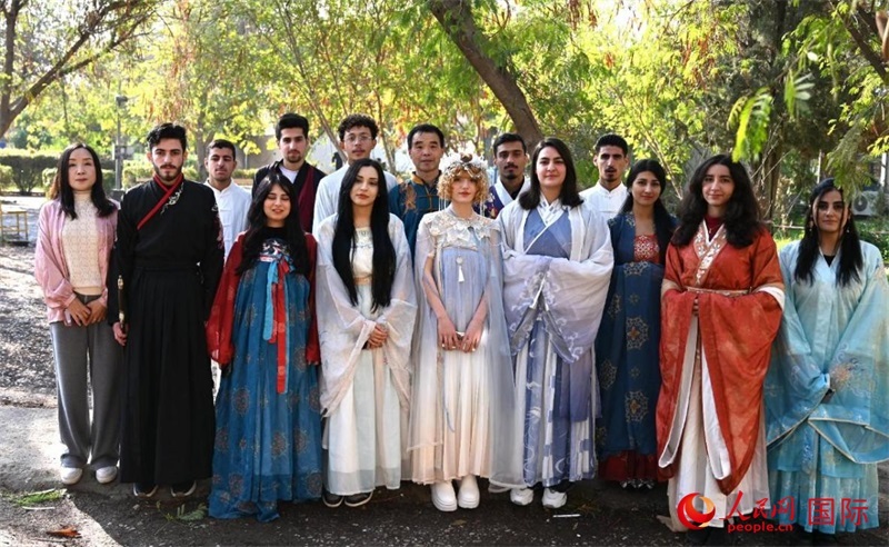 部分參加活動的師生合影。人民網(wǎng)伊納斯·易卜拉欣攝