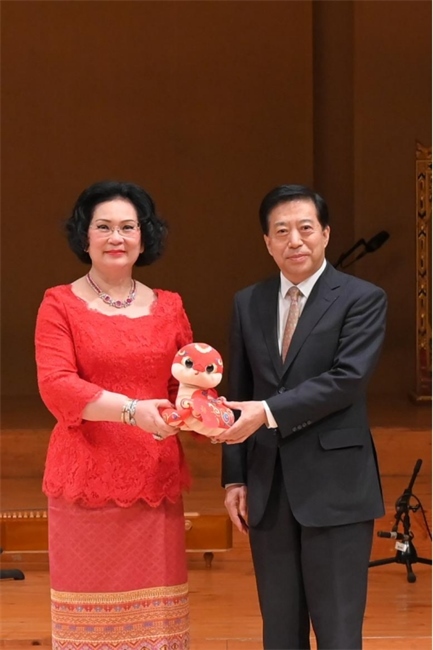 中國(guó)駐泰國(guó)大使韓志強(qiáng)與國(guó)際奧委會(huì)委員、泰國(guó)愛樂樂團(tuán)董事會(huì)主席坤仁帕塔瑪共同出席音樂會(huì)。主辦方供圖