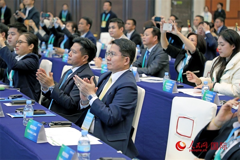 這是1月16日在南寧國際會展中心拍攝的“世界市長對話·南寧”活動現(xiàn)場。人民網(wǎng)記者 趙益普攝