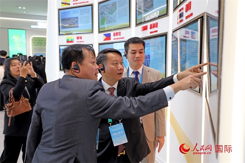 越南參會代表在南寧國際會展中心參觀。人民網(wǎng)記者 趙益普攝