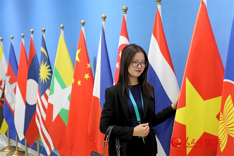 越南芒街市參會代表在南寧國際會展中心參觀。人民網(wǎng)記者 趙益普攝