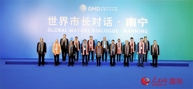 在南寧國際會展中心金桂花廳外，參加活動的中國和東盟國家市長合影留念。人民網(wǎng)記者 趙益普攝