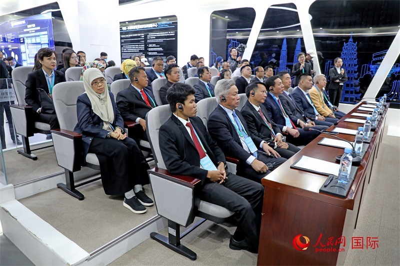 參加活動的東盟國家市長在中國—東盟新型智慧城市協(xié)同創(chuàng)新中心參觀調(diào)研。人民網(wǎng)記者 趙益普攝