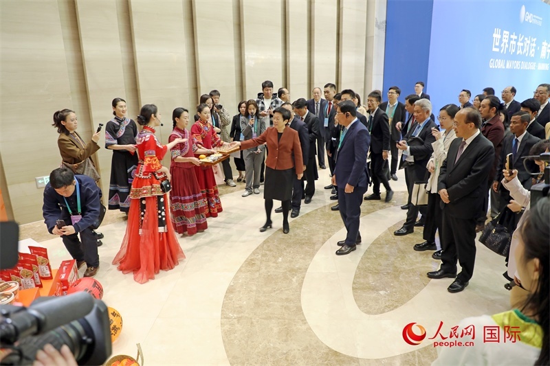 東盟國家市長聽取南寧特色茉莉花茶的講解。人民網(wǎng)記者 趙益普攝