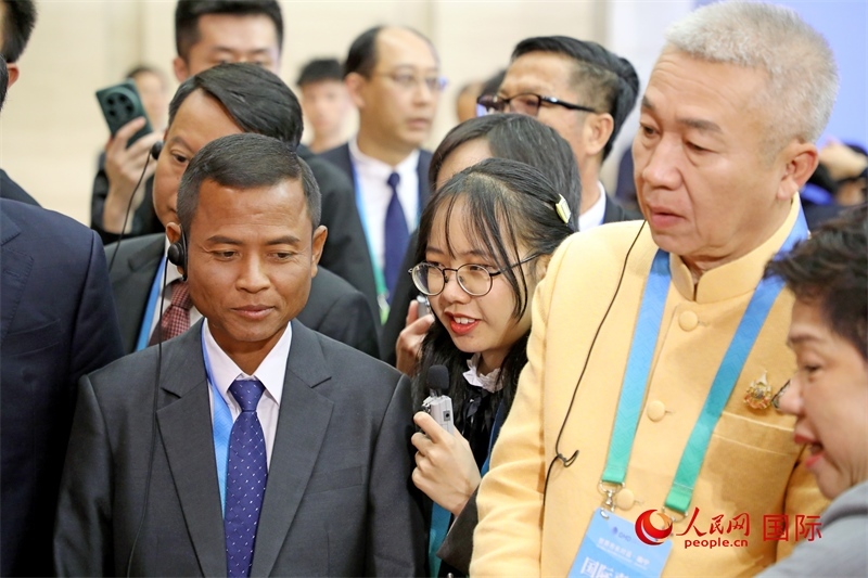 東盟國家市長在觀看、體驗?zāi)蠈幏沁z展示。人民網(wǎng)記者 趙益普攝