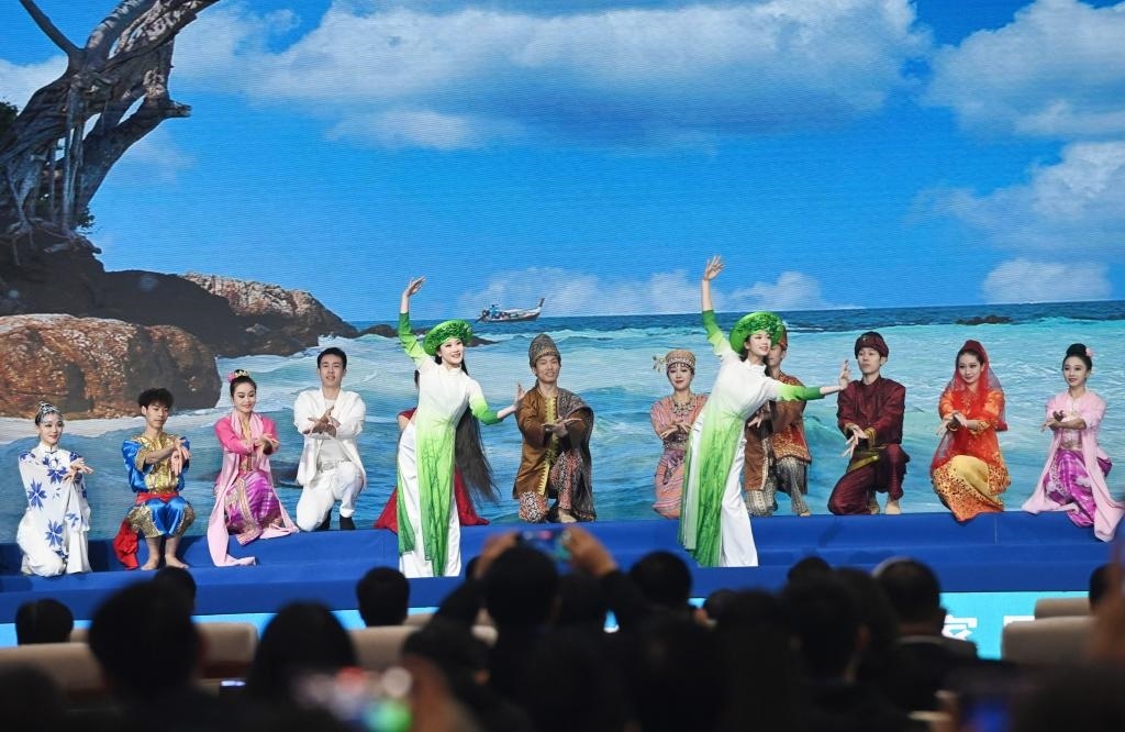 這是1月16日，在南寧國際會(huì)展中心，演員在“世界市長對(duì)話·南寧”活動(dòng)間隙表演節(jié)目。新華社記者 陸波岸 攝