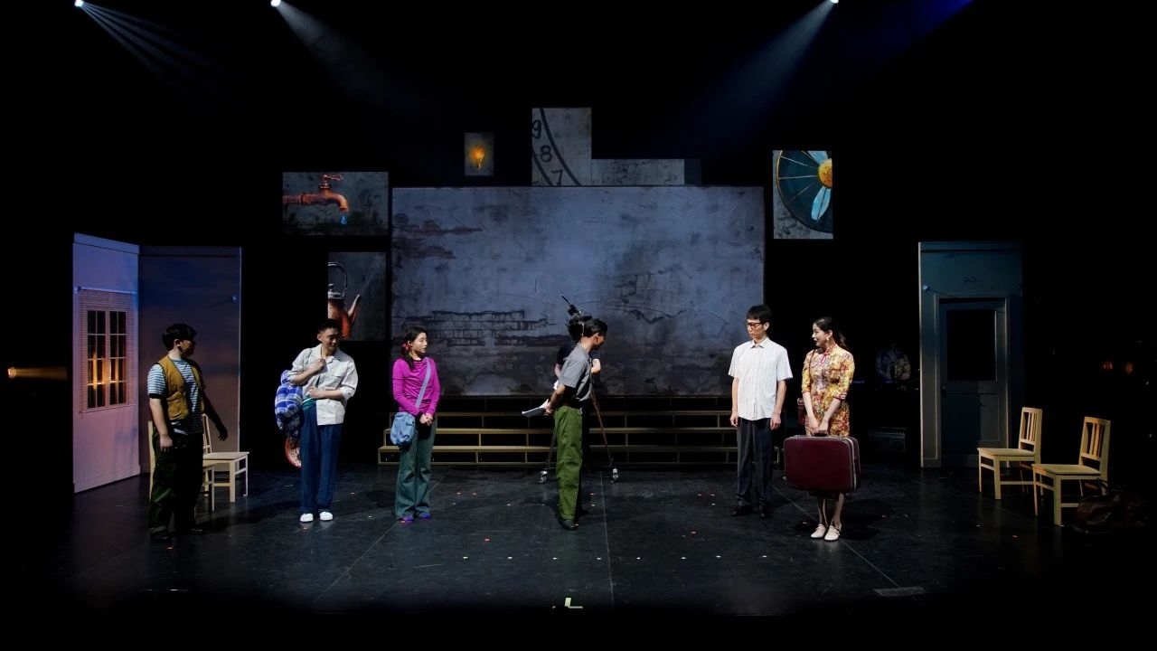 話劇《布吉出租屋》劇照。中國(guó)國(guó)家話劇院供圖