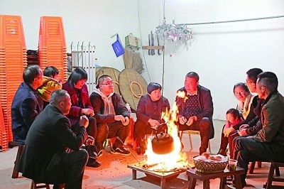 為討論蜜梨產(chǎn)業(yè)發(fā)展事宜，鸕鳥鎮(zhèn)開展“圍爐夜話”。資料圖片