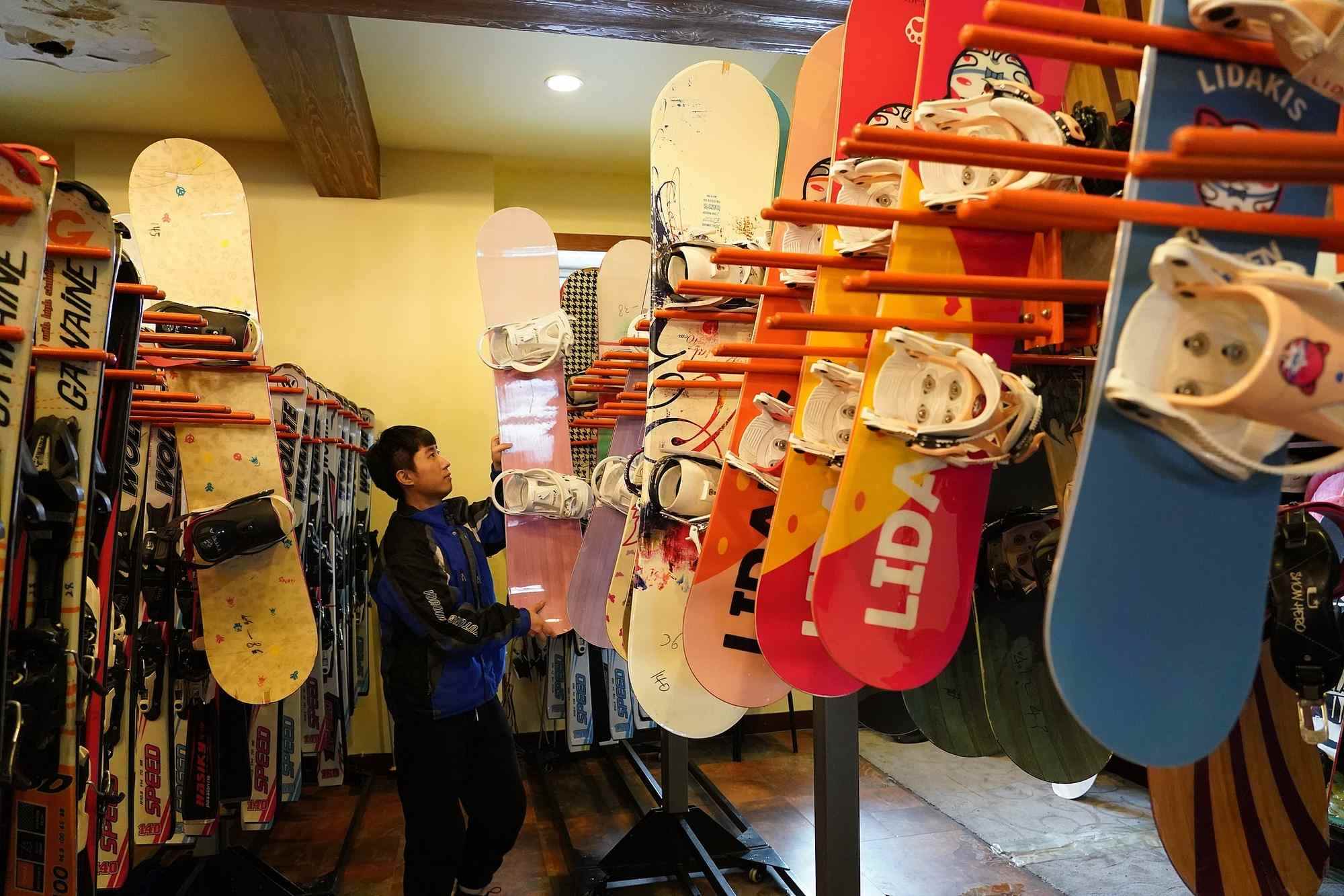 海拉爾滑雪場，工作人員在整理雪具