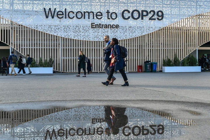 2024年11月15日，在阿塞拜疆首都巴庫，人們經(jīng)過聯(lián)合國氣候變化巴庫大會的會場。新華社記者 曹陽 攝