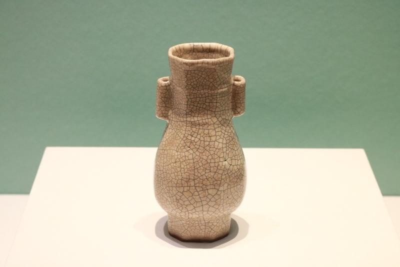 圖為故宮博物院藏宋代哥窯米黃釉貫耳瓶。