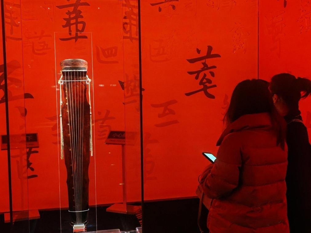 近日，在浙江省博物館之江館區(qū)，故宮博物館收藏的唐“大圣遺音”琴在“‘故宮·茶世界’觀茶——茶文化精品展”展出。新華社記者 馮源 攝