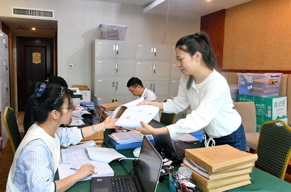 福州市委巡察機(jī)構(gòu)對(duì)全市法院系統(tǒng)開展提級(jí)聯(lián)動(dòng)交叉巡察。在永泰縣駐地，巡察組工作人員查看財(cái)務(wù)憑證（2024年5月21日攝）。新華社記者 林善傳 攝