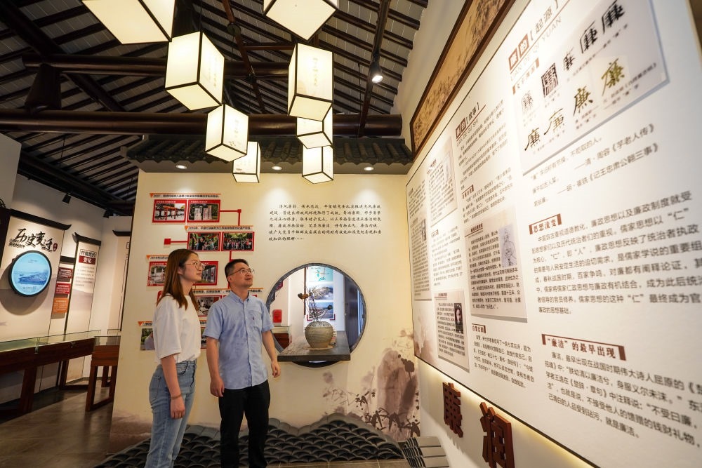 參觀者在蘇州市吳江區(qū)平望鎮(zhèn)廉潔教育基地鶯湖廉園內(nèi)參觀（2024年7月4日攝）。新華社記者 李博 攝